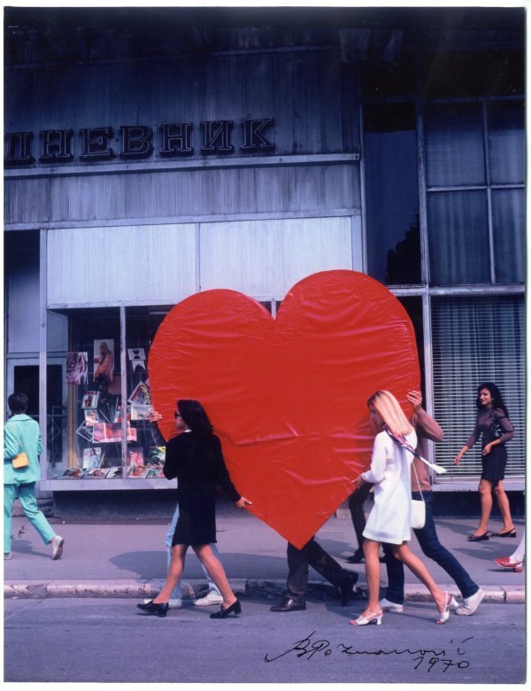 Bogdanka Poznanović, Akcija Srce-predmet, 1970., cb  fotografija