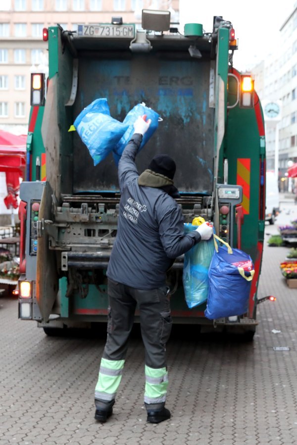 Zagreb: Interventni odvoz otpada na Splavnici
