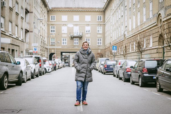 'Ja Zagreb volim, ovdje sam rođena. Gotovo svaku ulicu ovog grada poznajem u metar, živjela sam ovdje, godinama već gotovo opsesivno hodam gradom, sve se važno za mene dogodilo na ovim ulicama. Rugam mu se jer mu se za neke stvari treba rugati. Mislim tu na njegovo licemjerje, na njegovu povremeno sitnu dušu, na tu opsjednutost prividom, vanjskim izgledom, dojmom. Tome se treba rugati'