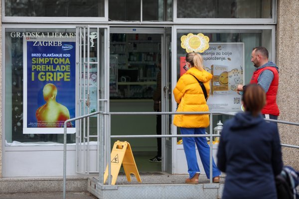 Gužva pred ljekarnom u Sigetu u Novom Zagrebu