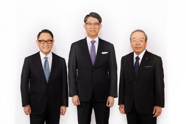 Akio Toyoda (lijevo), Koji Sato i Takeshi Uchiyamada (desno)