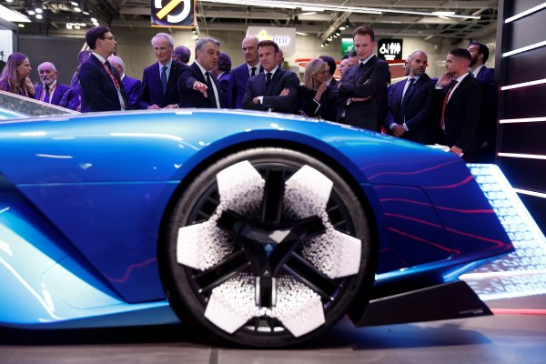 Izvršni direktor Grupe Renault Luca De Meo u razgovoru s francuskim predsjednikom Emmanuelom Macronom na Mondial de l'Automobile, Pariškom sajmu automobila, u Parizu 17. listopada 2022.