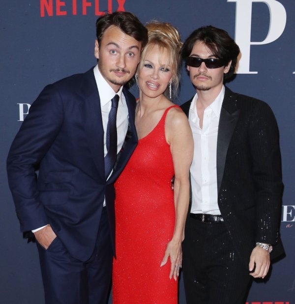 Pamela Anderson sa sinovima