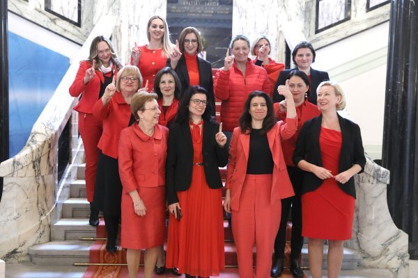 Saborske zastupnice u crvenim haljinama