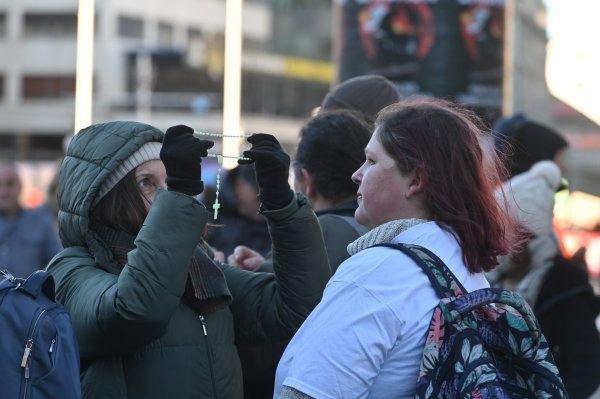 Prosvjed zbog muškaraca koji mole na Trgu bana Jelačića