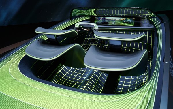 Nissan Futures prikazuje inovacije u održivoj mobilnosti: Potpuno električni kabriolet Max-Out