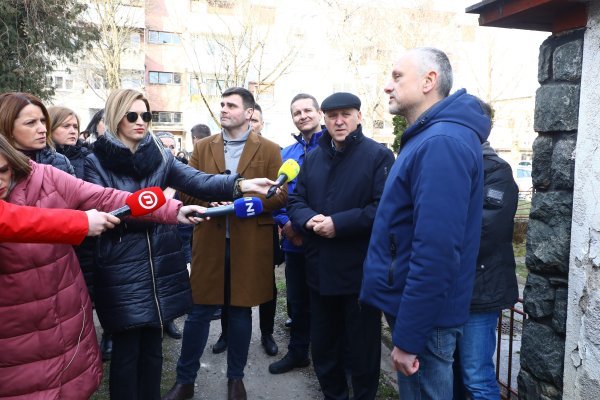 Branko Bačić obišao kontejnersko naselje u Sisku