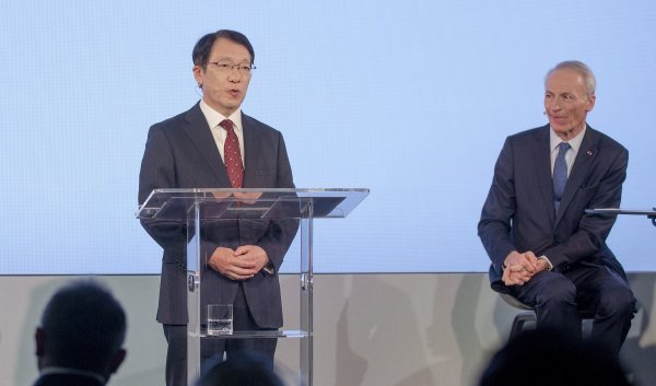 Takao Kato, predsjednik i glavni izvršni direktor Mitsubishi Motorsa i Jean-Dominique Senard, predsjednik Upravnog odbora Alijanse (desno)