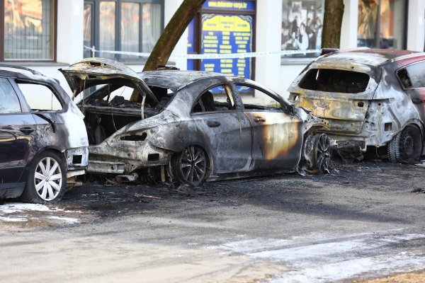U zagrebačkoj Utrini izgorjela tri automobila