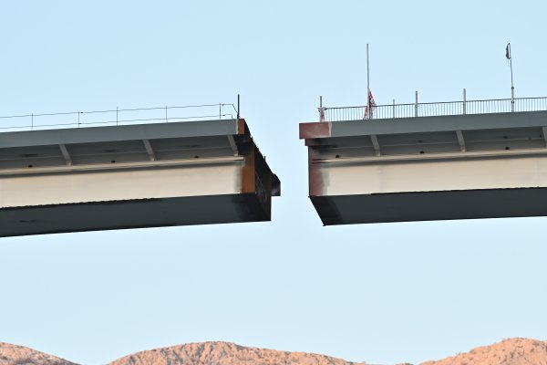 Spajanje mosta kod Omiša