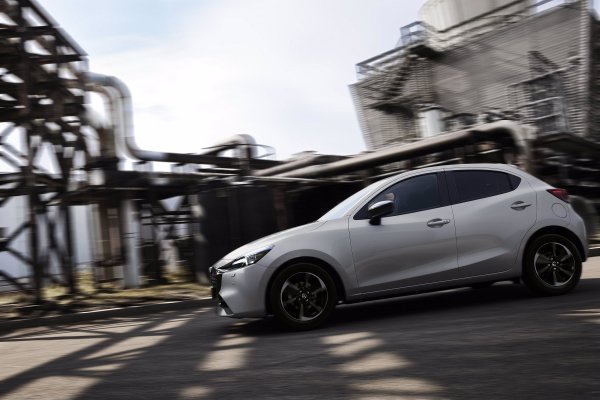 Mazda2 za 2023. - posebno izdanje Homura Aka, Aero Grey siva