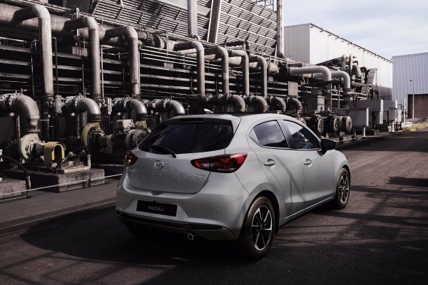 Mazda2 za 2023. - posebno izdanje Homura Aka, Aero Grey siva