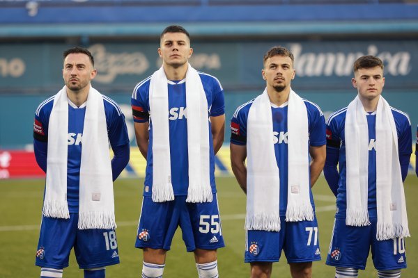 Dinamo i Istra 1961 na teren izašli u bijelim šalovima u čast Ćiri Blaževiću, 10.2.2023.