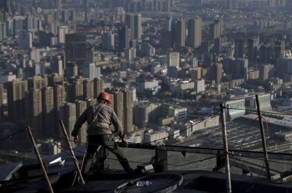 Građevinski radnik na vrhu zgrade u gradu Kunming u pokrajini Yunnan                                               Reuters