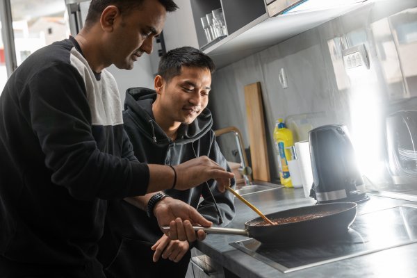 Yashpal Singh i Narbu Lama pripremaju riblji curry