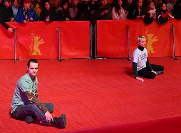Aktivisti su se zalijepili za crveni tepih na Berlinaleu