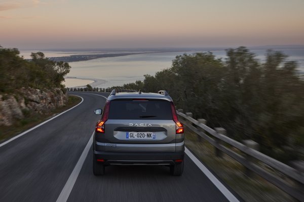 Dacia Jogger Hybrid 140, EXTREME 7 sjedala, siva Schiste Gray boja: Svjetska premijera