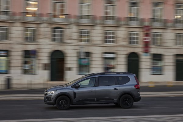 Dacia Jogger Hybrid 140, EXTREME 7 sjedala, siva Schiste Gray boja: Svjetska premijera