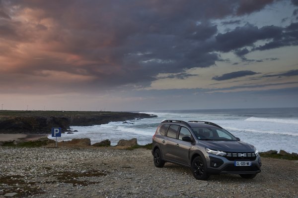 Dacia Jogger Hybrid 140, EXTREME 7 sjedala, siva Schiste Gray boja: Svjetska premijera