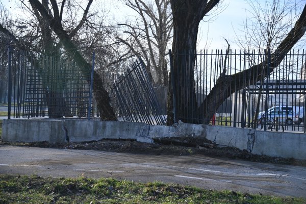 Kamion se zabio u ogradu američke škole kod Bundeka