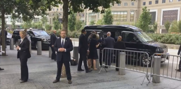 Trenutak u kojem Hillary Clinton onemoćalu uvode u automobil