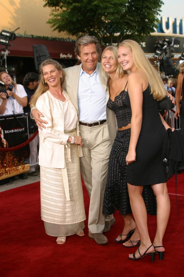 Hayley Bridges s ocem Jeffom Bridgesom, majkom i sestrom