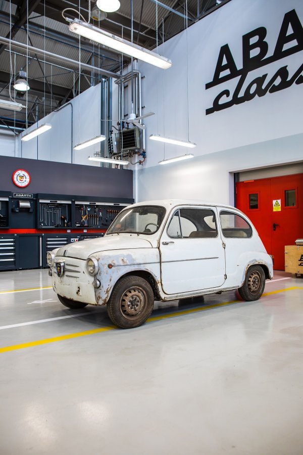 Fiat-Abarth 850 TC iz 1964. na kojem još uvijek traje obnova