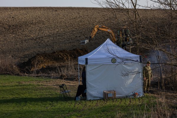 Predsjednik Vlade Andrej Plenković te potpredsjednik Vlade i ministar hrvatskih branitelja Tomo Medved obišli su masovnu grobnicu kod Negoslavaca
