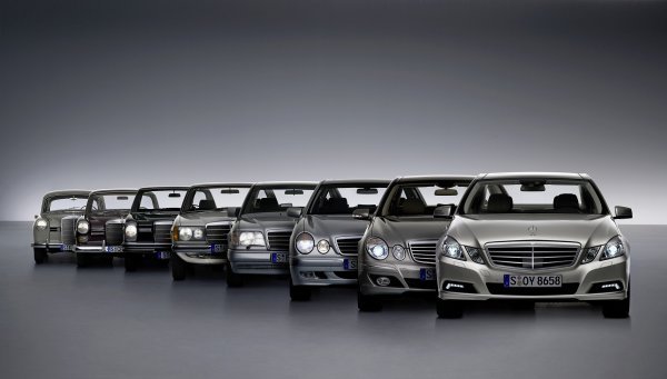 Tradicija Mercedes-Benz E-klase. S lijeva na desno: limuzina Ponton (W 120/W 121), limuzina s repnim perajama (W 110), Hod/8 (W 114/W 115), serija modela 123, serija modela 124, serija modela 210, serija modela 211 i serija modela 212 (slika iz 2020.)
