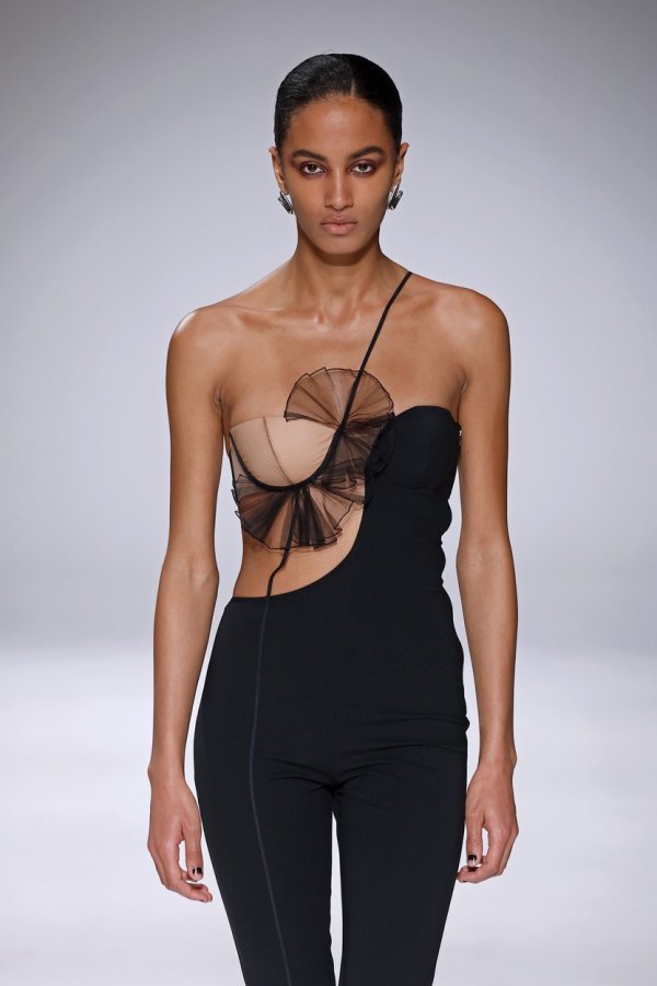 Nensi Dojaka revija u Londonu