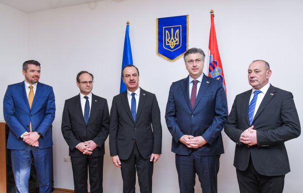 Andrej Plenković zapalio svijeće za žrtve rata u Ukrajini