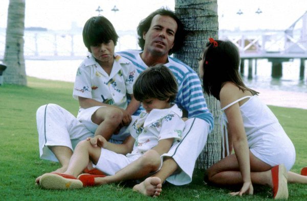Julio Iglesias sa sinovima Julijem Jr.-om i Enriqueom te kćerkom Chabeli, koje je dobio s bivšom suprugom Isabel Preysler