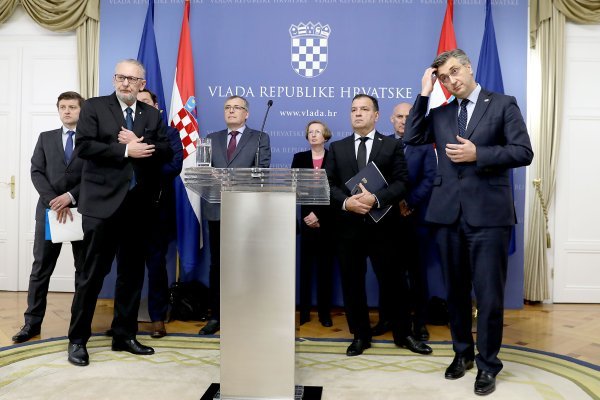 Premijer Andrej Plenković 25. veljače 2020. na izvanrednoj konferenciji za medije objavio je da je u Hrvatskoj zabilježen prvi slučaj oboljenja od koronavirusa