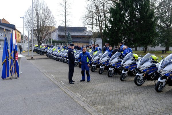 Ministar Božinović na primopredaji policijskih motocikala