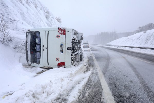 Prevrnuo se autobus na A1 kod čvora Brinje