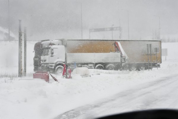 Snijeg na autocesti Rijeka - Zagreb