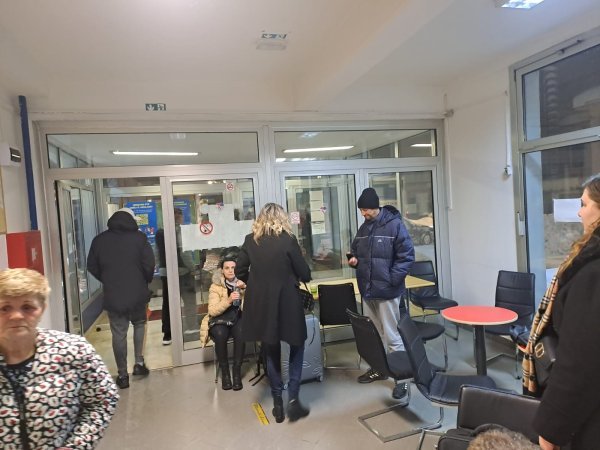 Putnici smješteni u sportskoj dvorani u Gospiću