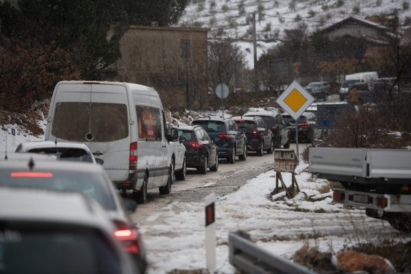 Blokada državne ceste D54 prema Gračacu u Zatonu Obrovačkom