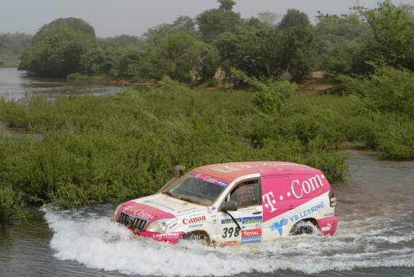 Ekstremni uvjeti za vrijeme relija Dakar 2005. Prelazak rijeke Faleme između Malija i Senegala