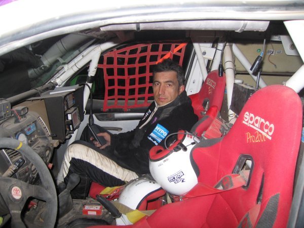 Ovako izgleda kabina terenca za vrijeme utrke Dakar 2006. Na slici Marin Frčko