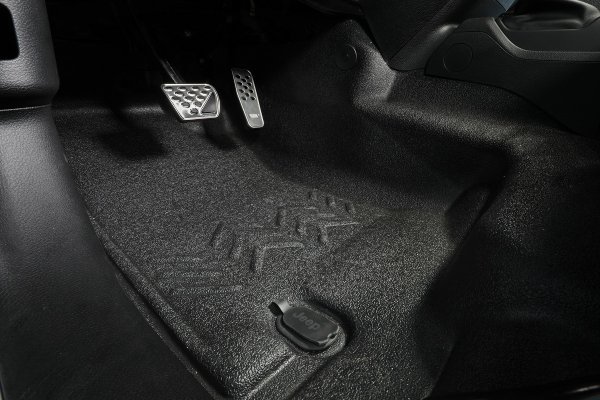 Izdržljivi Jeepov podni sustav i vinilna sjedala pružaju vrhunsku zaštitu unutarnjih površina u kabini vašeg terenca