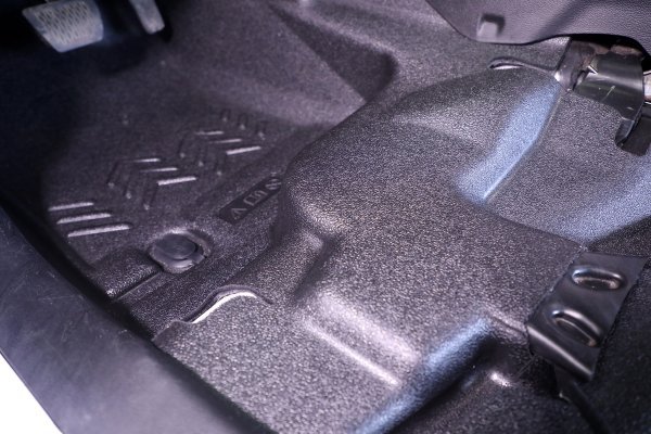 Izdržljivi Jeepov podni sustav i vinilna sjedala