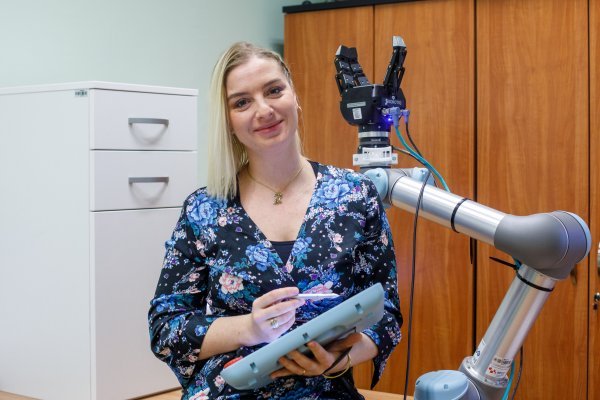 Osječka robotičarka Petra Pejić u laboratoriju na FERIT-u