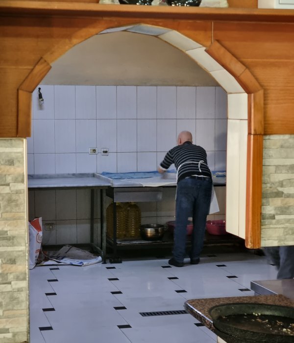 Vrijedne ruke burek-majstora mijese tijesto