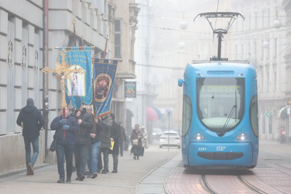 Molitva krunice na Trgu bana Jelačića