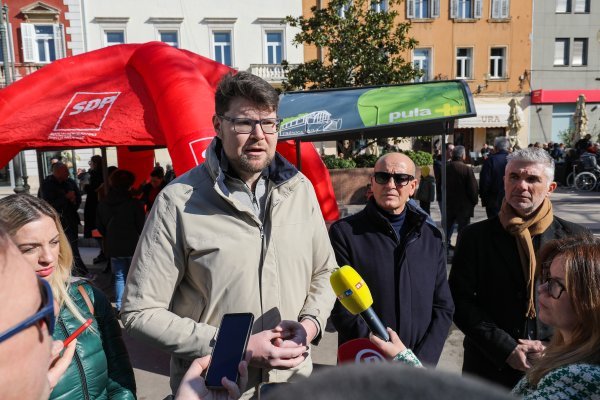 Peđa Grbin na druženju s građanima u Puli