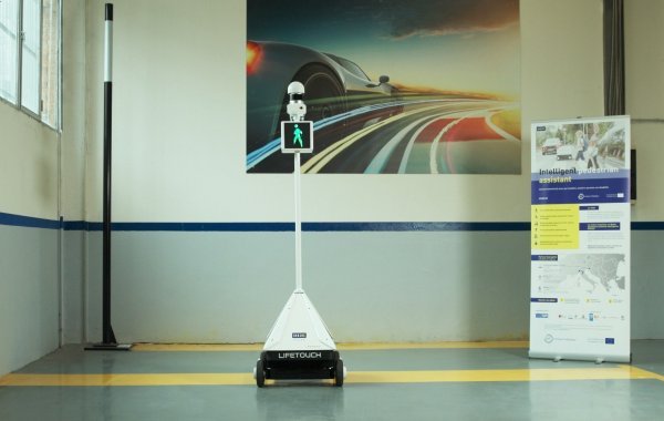 Robotski rover IPA2X dizajniran je za pomoć pri sigurnom prelaženju ceste