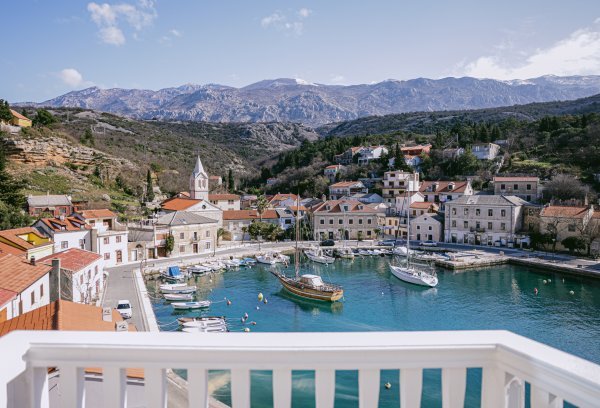 Jablanac se nalazi između Senja i Karlobaga