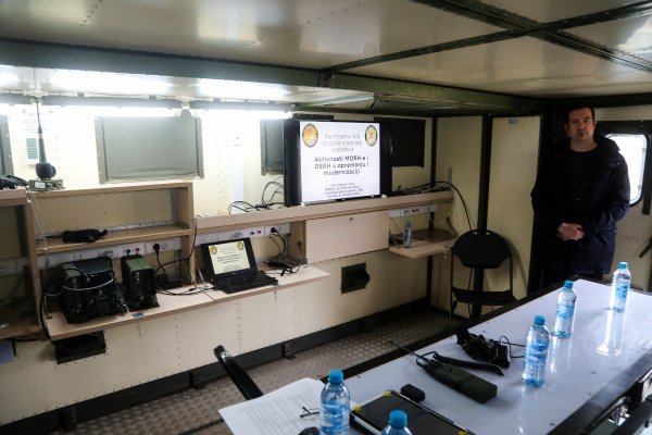 Prezentacija upotrebe napredno taktičkog radio uređaja "Takrad" u vojarni u Petrinji