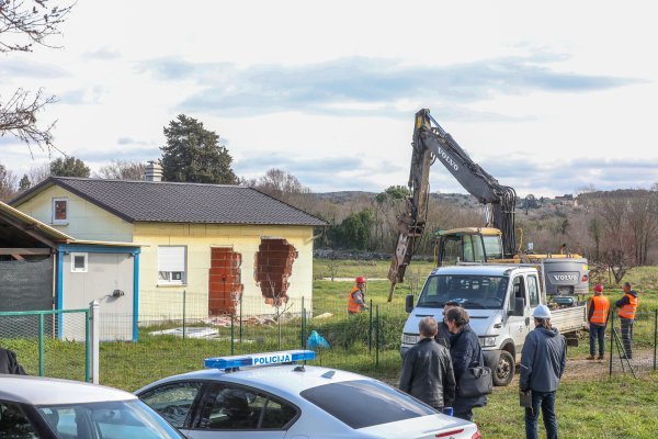 Rušenje bespravne gradnje u Rovinju